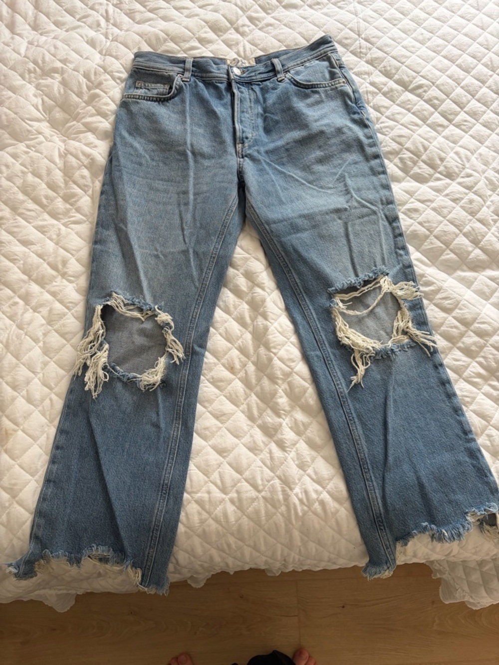 We The Free Light Blue Distressed Cropped Jeans 28